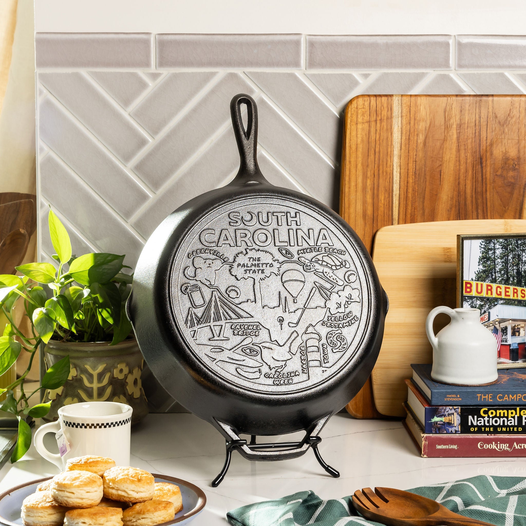 Lodge Heritage American Road Trip: 12 Inch Seasoned Cast Iron Skillet, South Carolina - Image 2