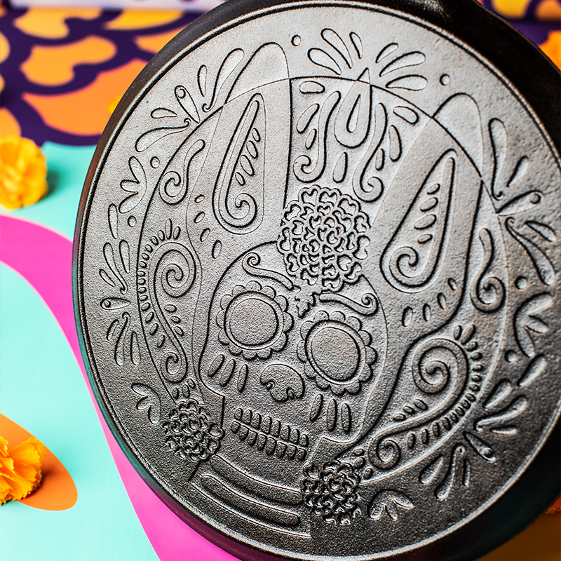 Lodge Heritage 10.5 Inch Seasoned Cast Iron Xolo Sugar Skull Griddle with Deluxe Handle Holder - Image 9