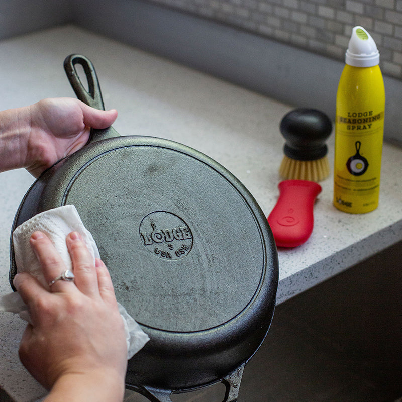 Lodge Heritage Seasoned Cast Iron Care Kit - Image 11