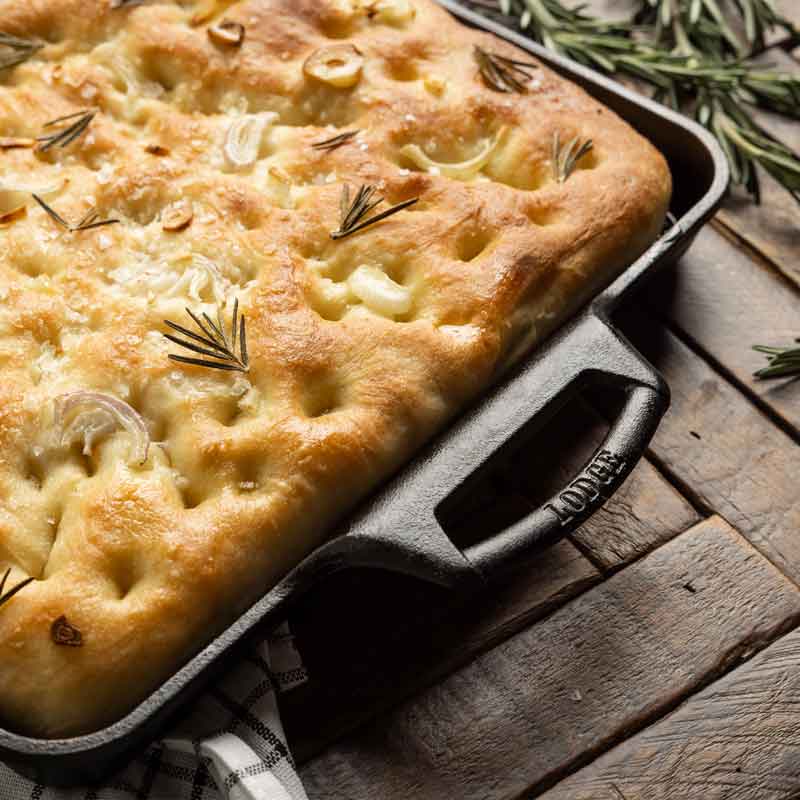 Lodge Heritage 15.5 x 10.5 Inch Seasoned Cast Iron Baking Pan - Image 3