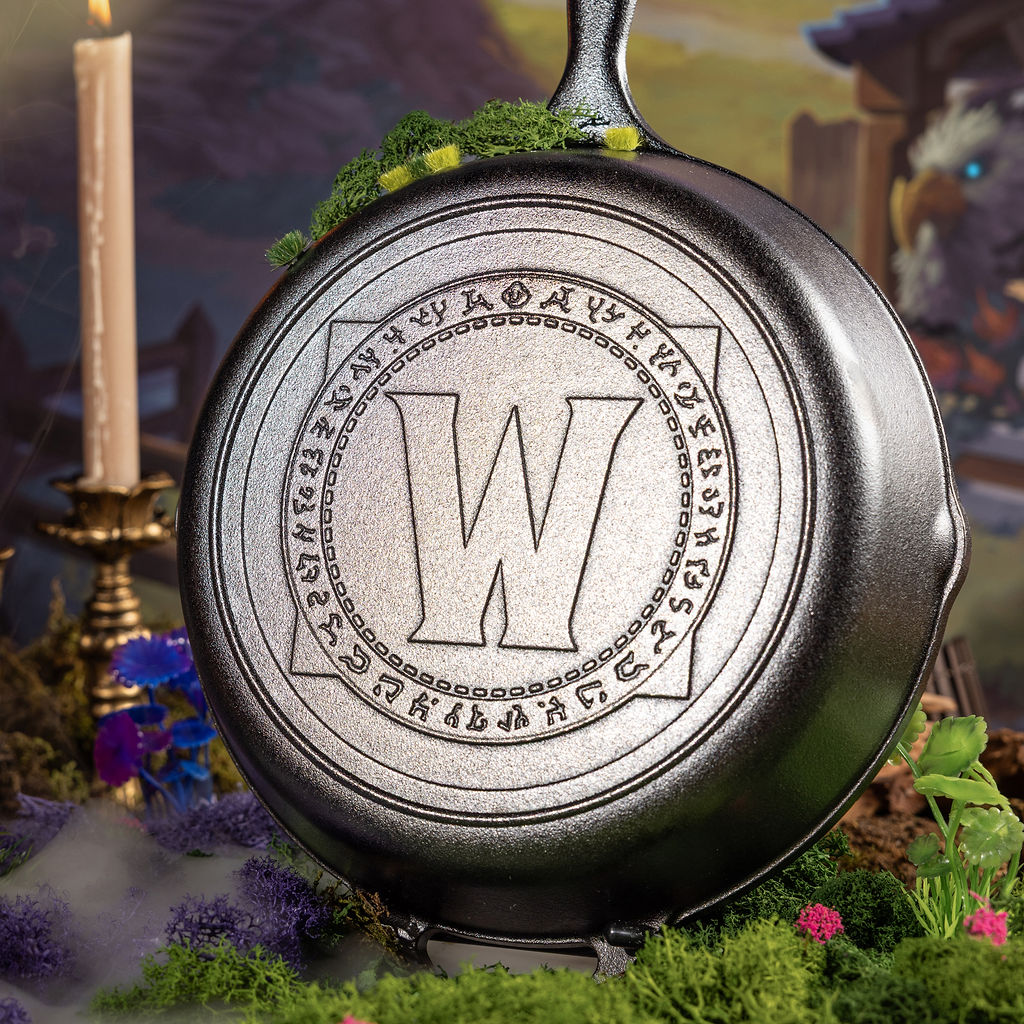 Lodge Heritage 10.25 Inch Seasoned Cast Iron World of Warcraft Skillet - Image 2
