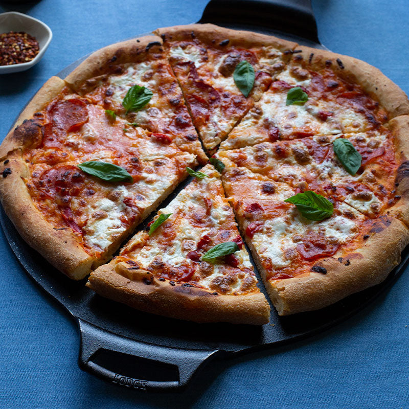 Lodge Heritage 15 Inch Seasoned Cast Iron Pizza Pan - Image 3