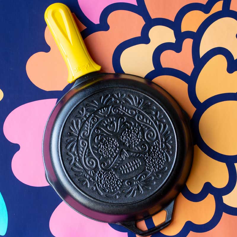 Lodge Heritage Seasoned Cast Iron Sugar Skull Skillet with Deluxe Handle Holder - Image 2