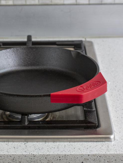 Lodge Heritage Silicone Assist Handle Holder - Image 10