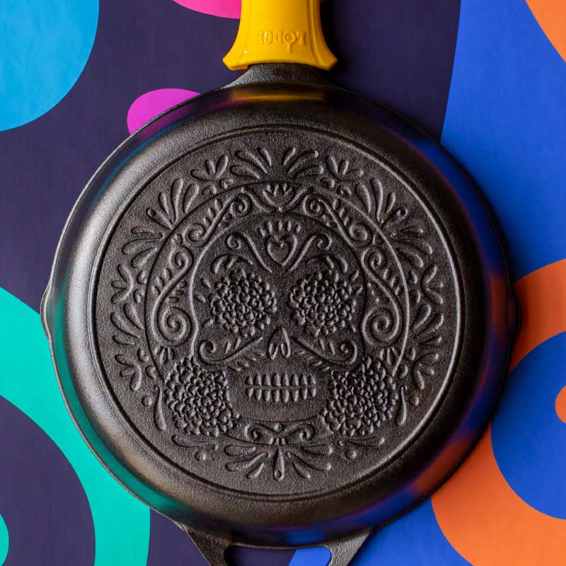 Lodge Heritage Seasoned Cast Iron Sugar Skull Skillet with Deluxe Handle Holder - Image 3