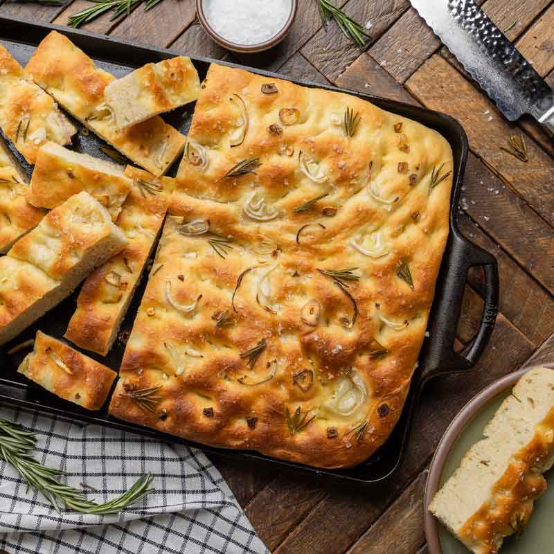 Lodge Heritage 15.5 x 10.5 Inch Seasoned Cast Iron Baking Pan - Image 4