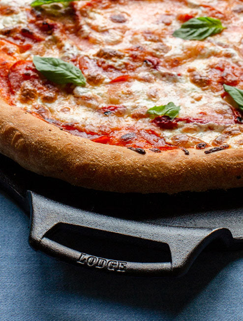 Lodge Heritage 15 Inch Seasoned Cast Iron Pizza Pan - Image 4