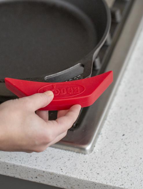 Lodge Heritage Silicone Assist Handle Holder - Image 9