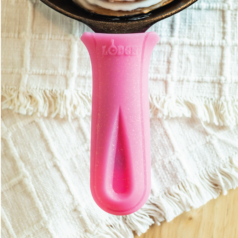 Lodge Heritage Deluxe Silicone Hot Handle Holder - Image 14